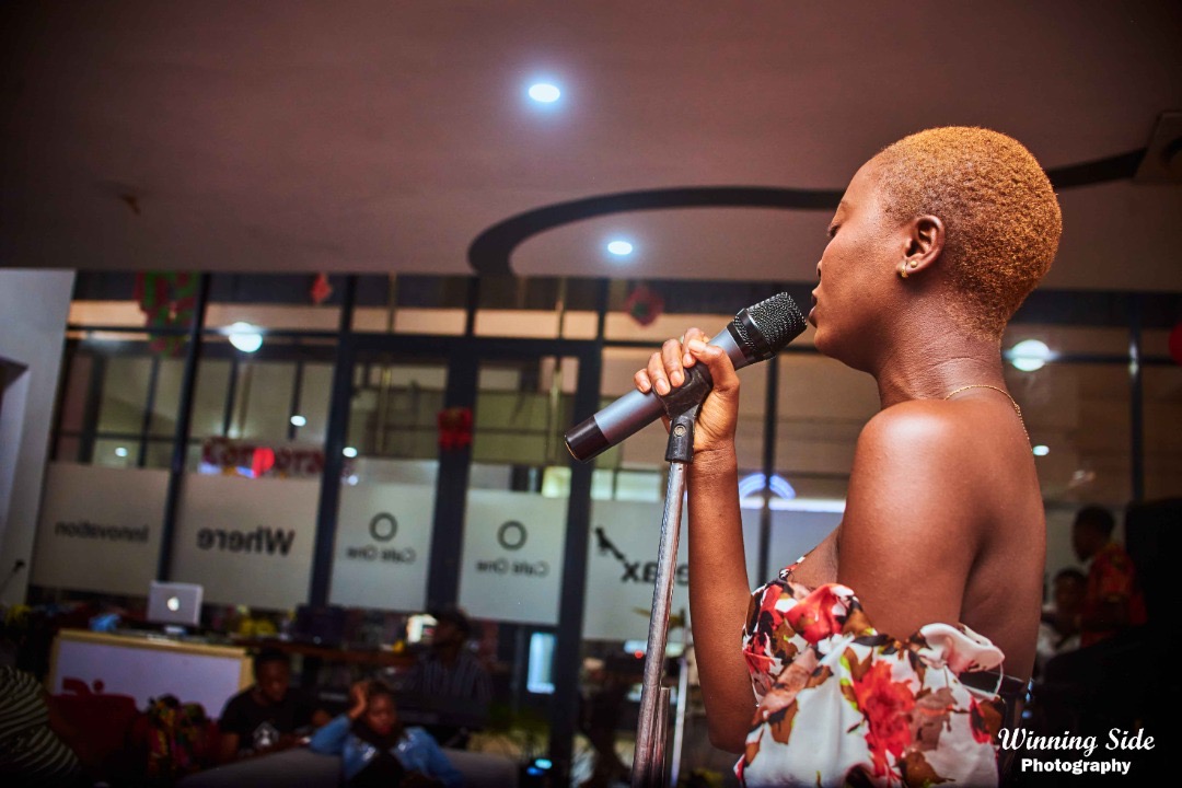 A singer performs live at the AfroLiterary Fashion Concert 1.0, Cafe One, Ibadan (Photo: Winning Side Photography)