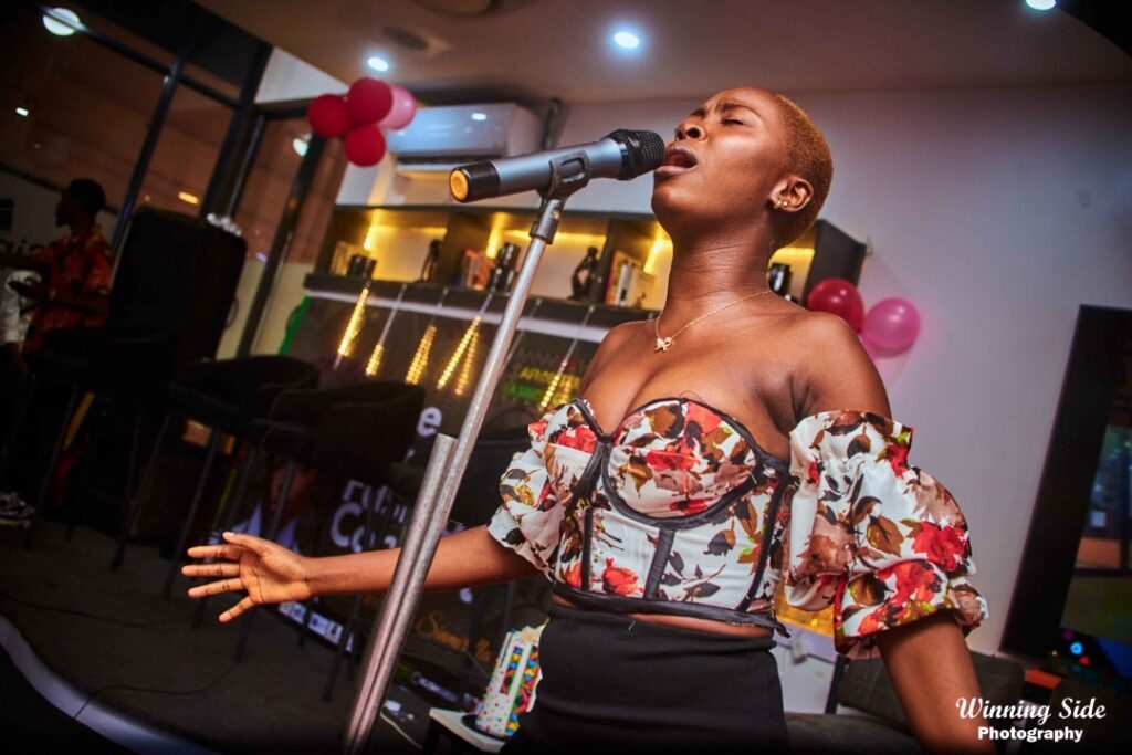 A singer in a floral corset top performs at the AfroLiterary Fashion Concert 1.0 (Photo: Winning Side Photography)